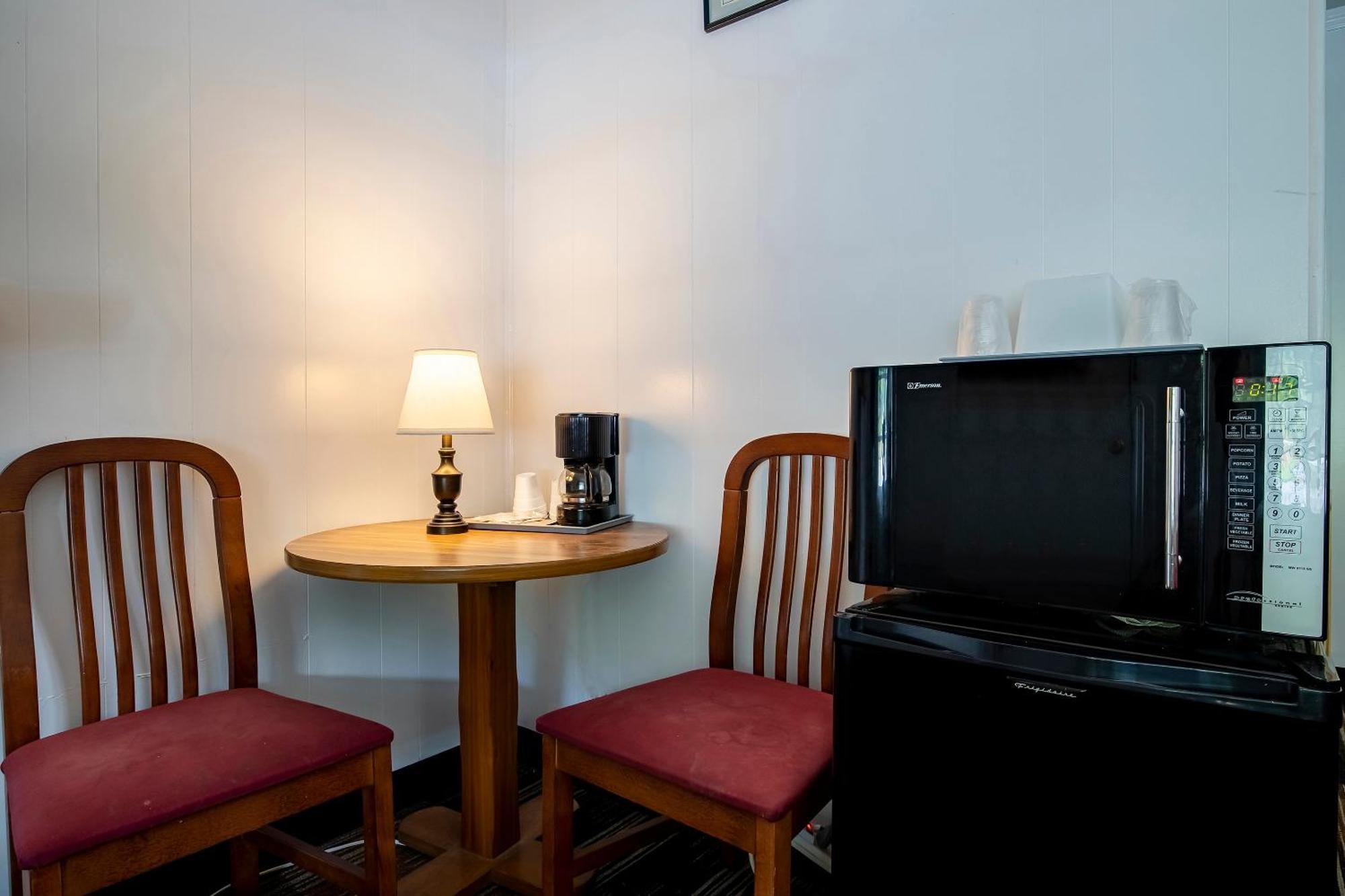 Lloyd's On The River Country By Oyo Hotel 2*