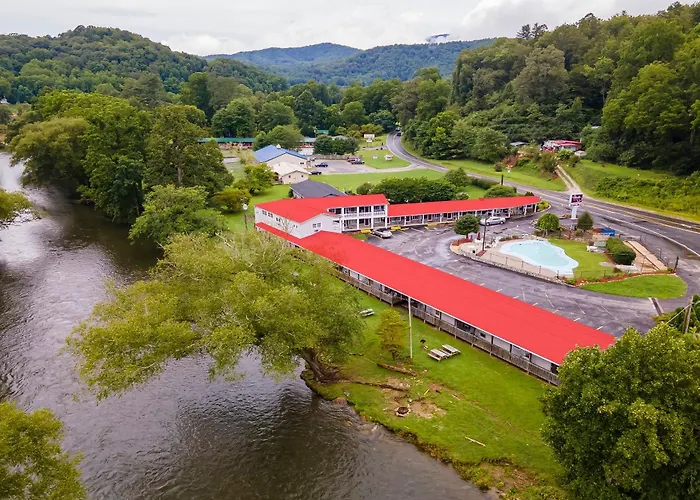Lloyd\'S On The River Country Inn By Oyo