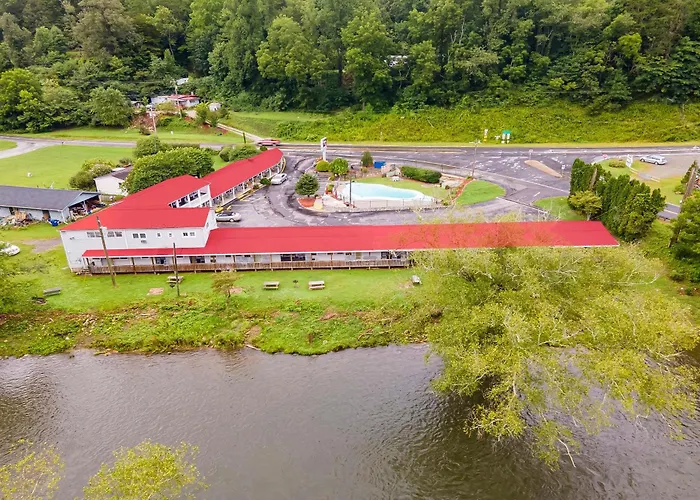 Lloyd\'S On The River Country Inn By Oyo